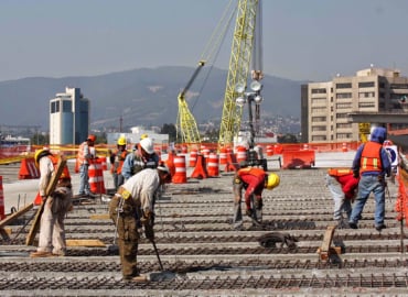 Vigilancia de seguridad privada en una obra en construcción